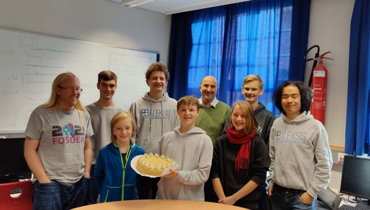 Gruppe mit Lübecker Marzipan-Torte